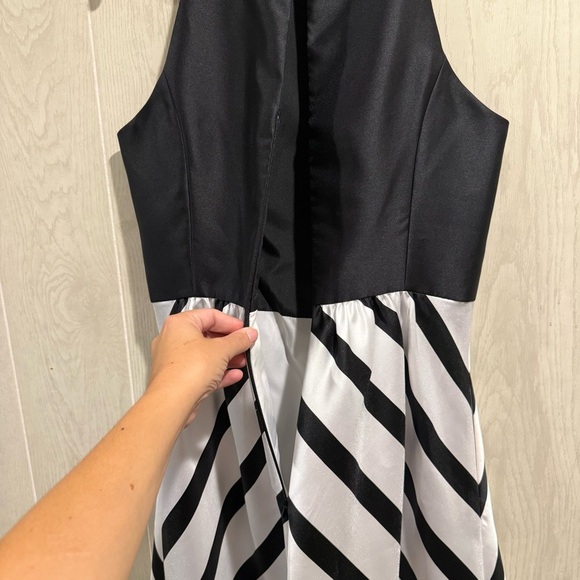 Alfred Sung Ivory & Black Chevron Stripe Gown - Size 12 - Picture 5 of 8